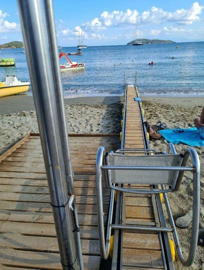 "Krzesło na szynach zapewniające niepełnosprawnym dostęp do morza"