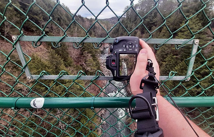 "Ogrodzenie na moście z otworami na aparaty fotograficzne"