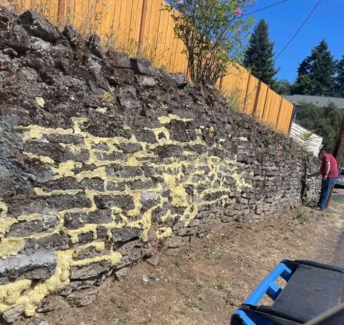"Sąsiedzi wzmacniają swój kamienny mur pianką montażową."
