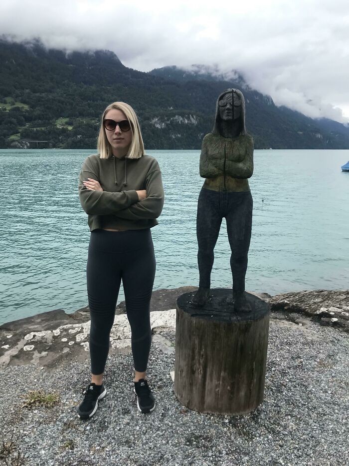 "Znalazłam w Szwajcarii jakiś przypadkowy drewniany posąg wyglądający jak ja."