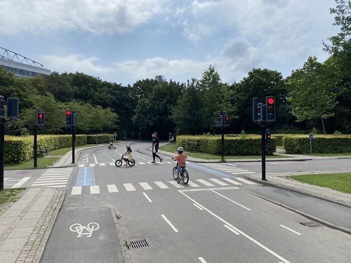 Plac zabaw w Kopenhadze, na którym dzieci bezpiecznie uczą się jeździć na rowerach i uczestniczyć w ruchu drogowym
