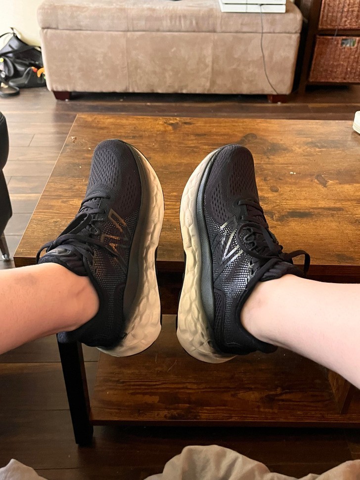 "Robiłem zdjęcie moich butów. To wygląda, jakby moje stopy zamieniły się miejscami."