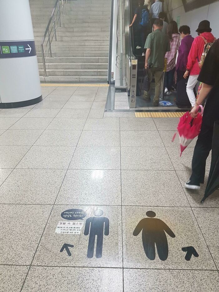 To jest jakiś sposób na zachęcenie ludzi do korzystania ze schodów...