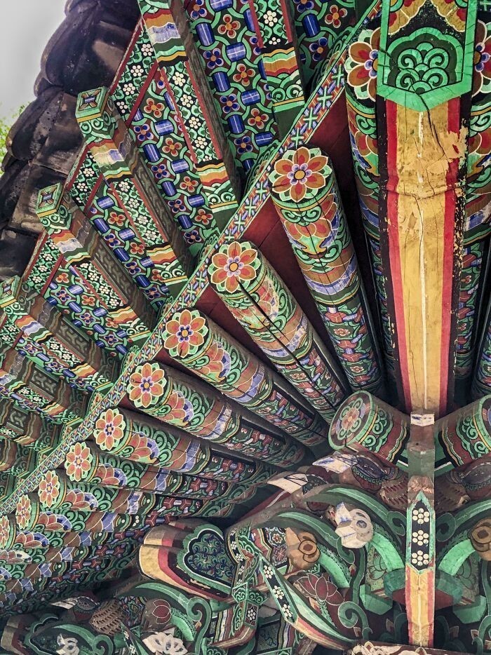 Ręcznie malowany dach świątyni w Korei