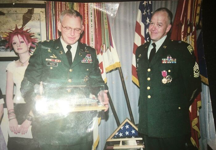 "Mój tata przechodzący na emeryturę wojskową w 2005 roku. Za nim stoi moja starsza siostra, którą jakimś cudem wpuszczono do Pentagonu z taką fryzurą."