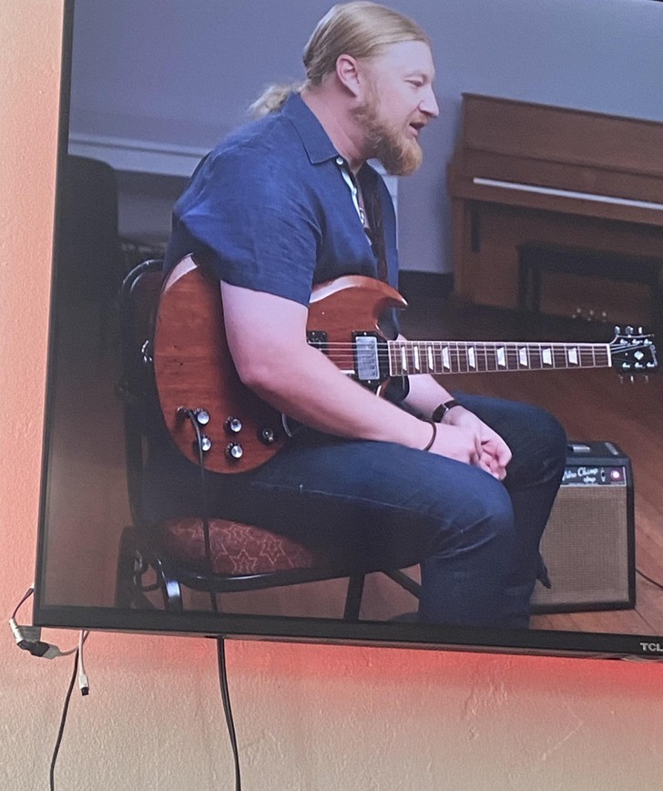 "Przez moment myślałem, że kabel od gitary Dereka Trucka wychodzi z mojego telewizora."