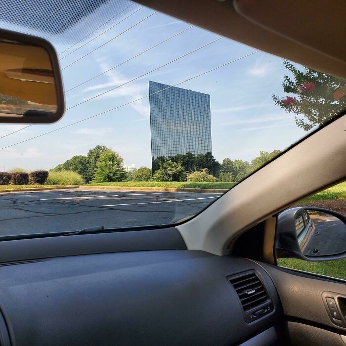 Ten budynek wygląda jak pojedyncza ściana okien.