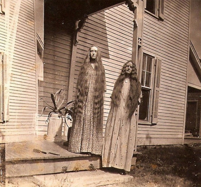 Zdjęcie dwóch kobiet z niezwykle długimi włosami