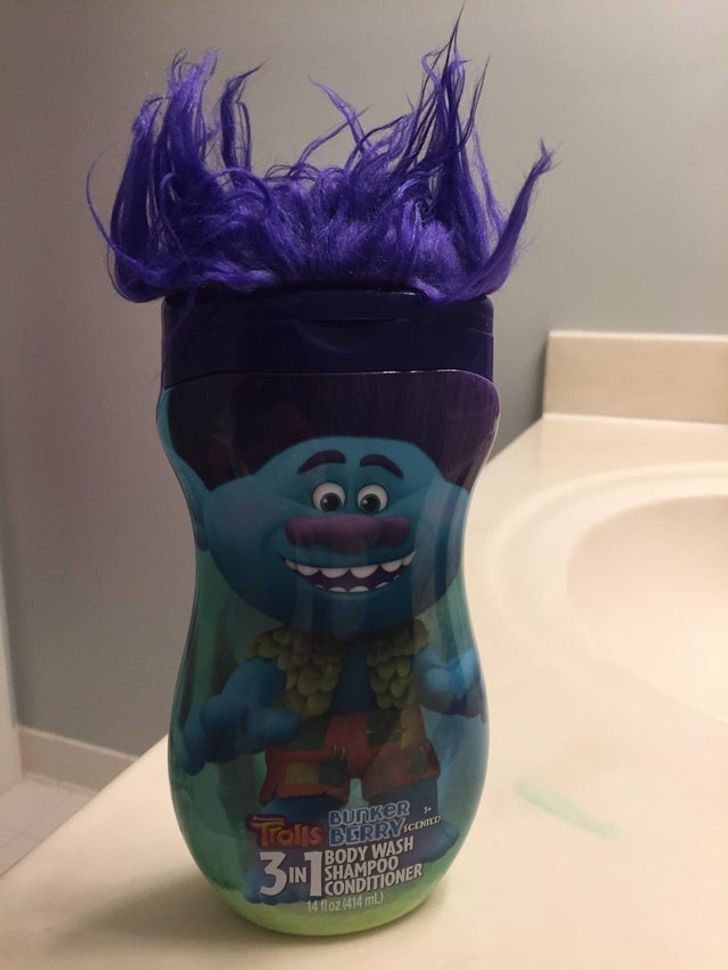 Butelka szamponu dziecięcego z włosami, na której dzieci mogą się uczyć