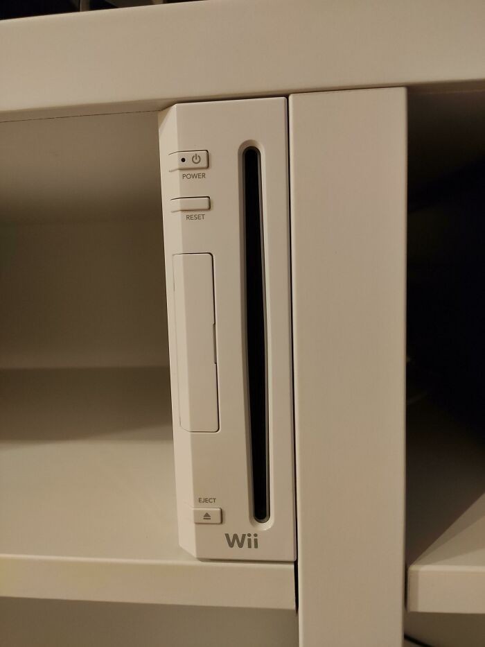 "Moje Wii na mojej nowej szafce pod telewizor"