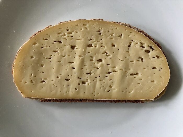 Ten plasterek sera był stworzony dla tej kromki chleba.