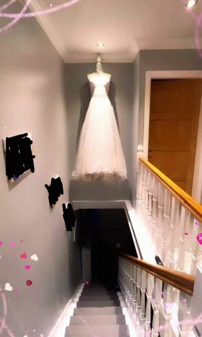 Panna młoda uznała, że to idealne miejsce na wyeksponowanie sukni po ślubie.