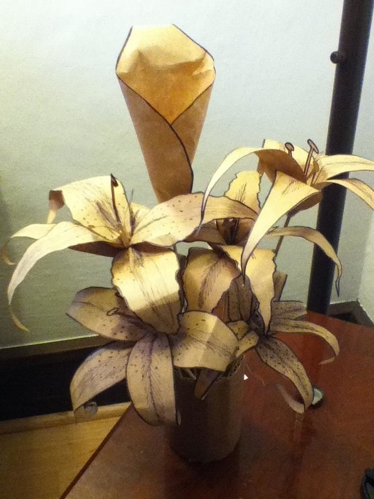 Nie mam zbyt dużo pieniędzy, więc zrobiłem mojej dziewczynie bukiet papierowych lilii jako prezent powrotny. Myślicie, że się jej spodoba?