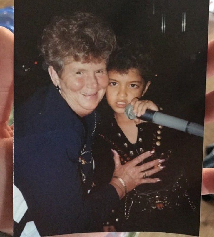 "Moja babcia zawsze opowiadała nam o pewnym uwielbiającym śpiewanie chłopcu, którego poznała w resorcie podczas wakacji na Hawajach w 1990 roku. Okazało się, że ten chłopiec to młody Bruno Mars."