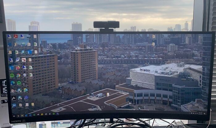 "Gdy posiadasz ogromny monitor i ładny widok za oknem."