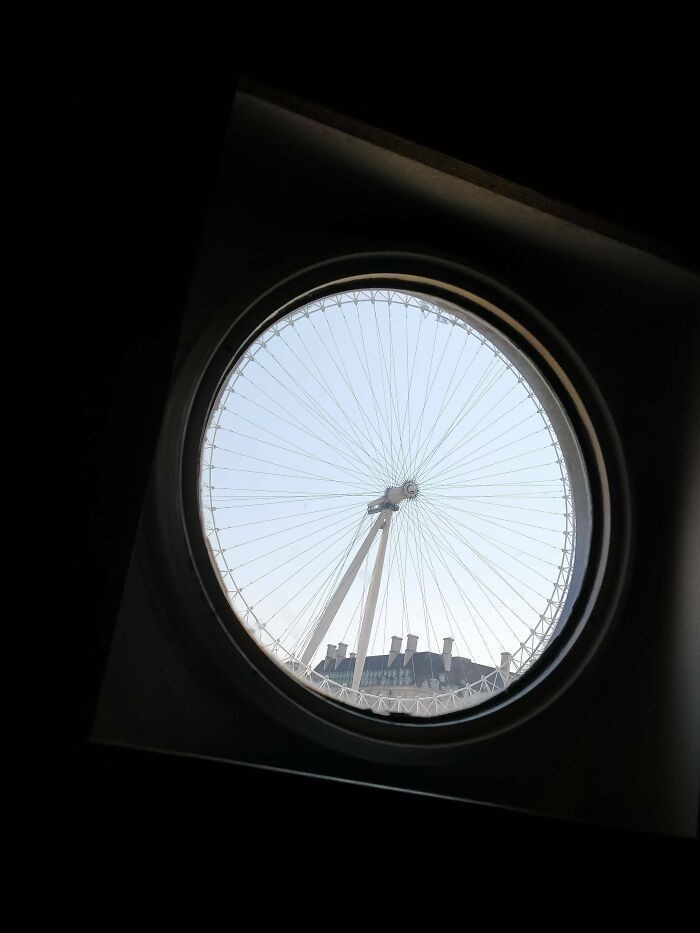 "Londyńskie Oko mieszczące się idealnie w oknie toalety"