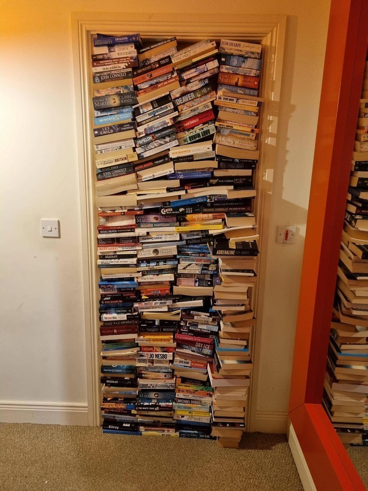 "Poprosiłam dzieciaki, by zaniosły parę książek na górę. To drzwi od mojej sypialni."