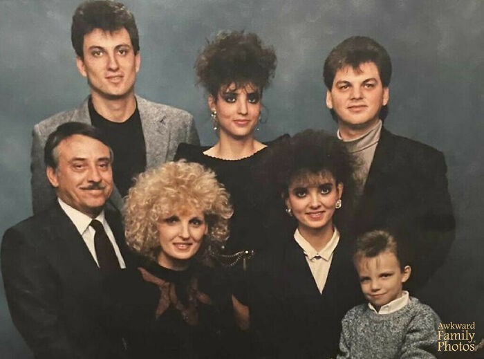 "Zdjęcie mojej rodziny - mamy, taty, brata, siostry i jej męża, mnie i mojego demonicznie wyglądającego syna. W latach 80 byliśmy przerażającą ekipą."