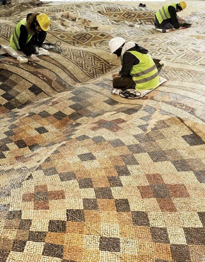 Mozaika w Turcji w trakcie wykopywania. Jej powierzchnia została wybrzuszona przez trzęsienia ziemi.