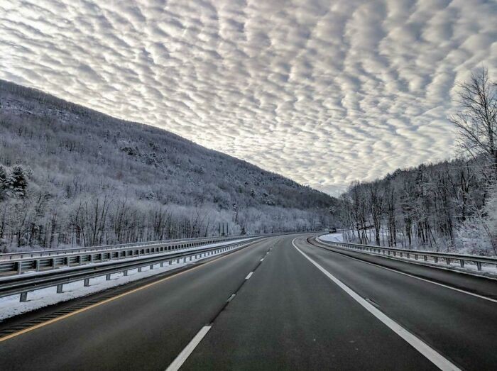 Połączenie chmur i śnieżnego krajobrazu.