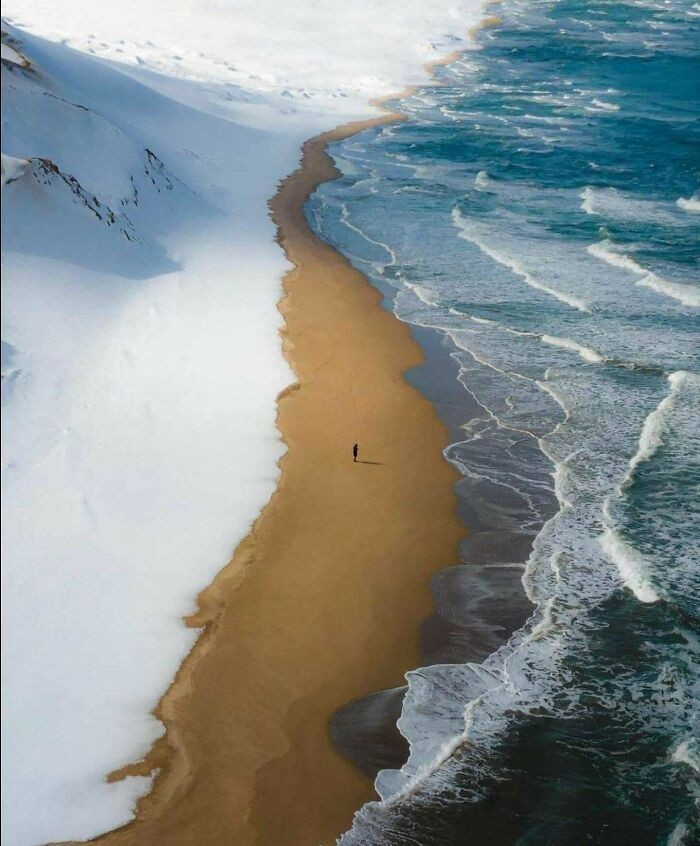 Ośnieżona plaża w Hokkaido w Japonii.