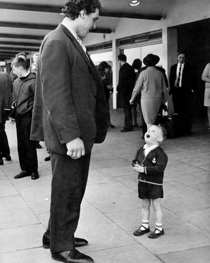 "Reakcja chłopca na spotkanie Andre The Gianta, lata 70."