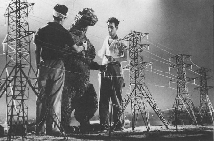 "Zakulisowe zdjęcie z kręcenia pierwszej wersji 'Godzilli', 1954"