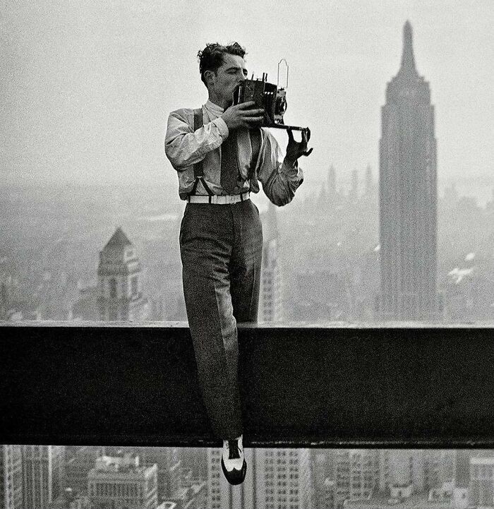 "Fotograf Charles Ebbets robiący sławne zdjęcie robotników podczas przerwy obiadowej na niedokończonym wieżowcu w Nowym Jorku, 1932"