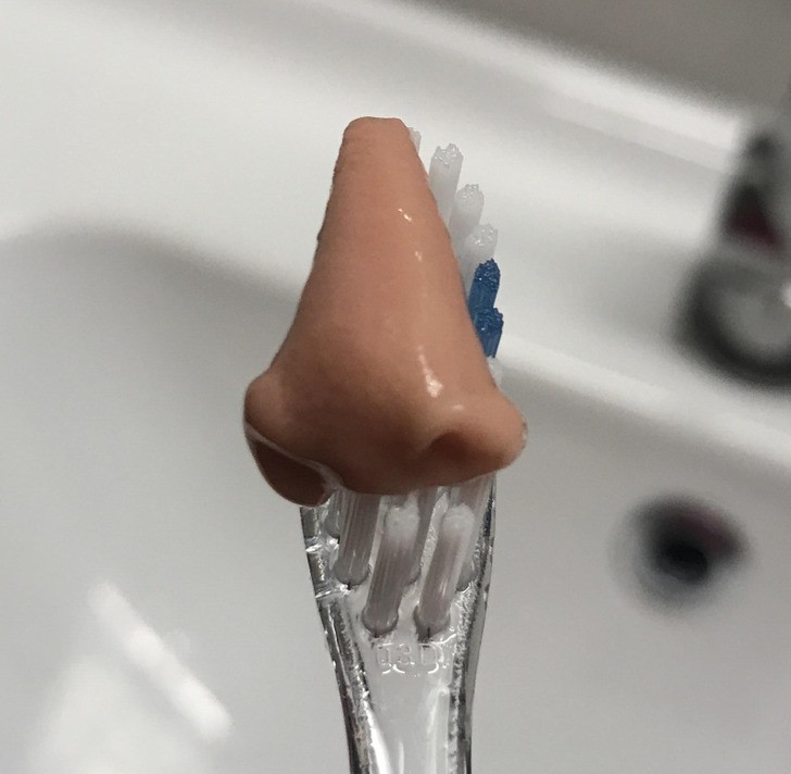 Moja pasta do zębów wycisnęła się w kształcie nosa."