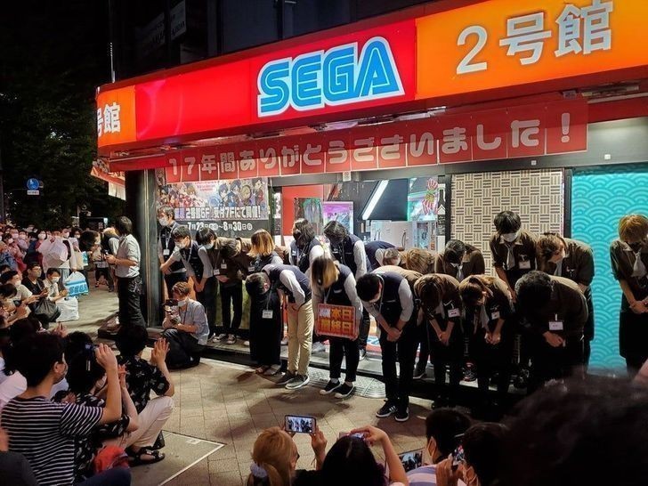 "Pracownicy dziękujący lojalnym klientom, po tym jak po 17 latach działalności drugi sklep SEGA w Tokio został zamknięty."