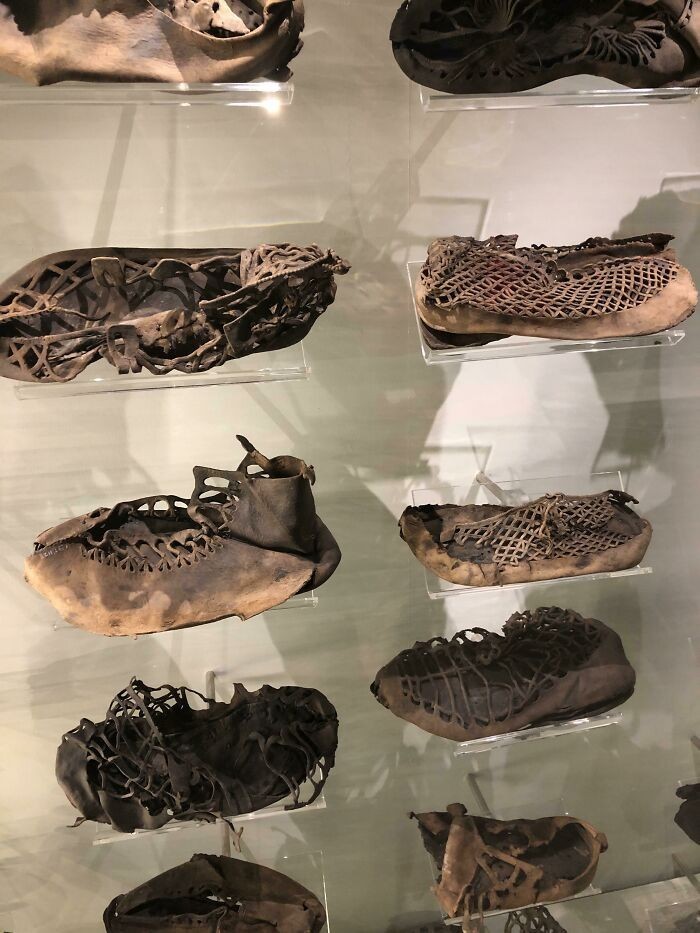 1 800-letnie rzymskie skórzane sandały na wystawie w obozie Vindolanda w Wielkiej Brytanii