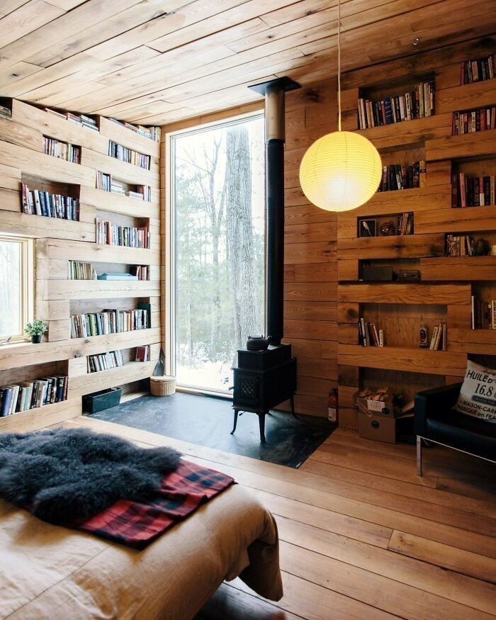 Odosobniona biblioteka w malutkiej drewnianej chatce