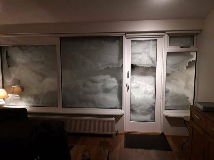 "Siostra wynajęła mieszkanie na północy Islandii na Boże Narodzenie. Oto jej widok za oknem."