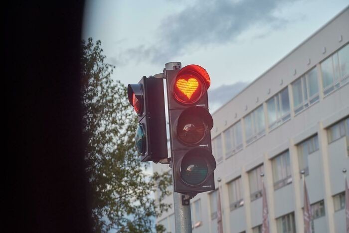 Każda sygnalizacja świetlna w mieście Akureyri posiada światła w kształcie serca.