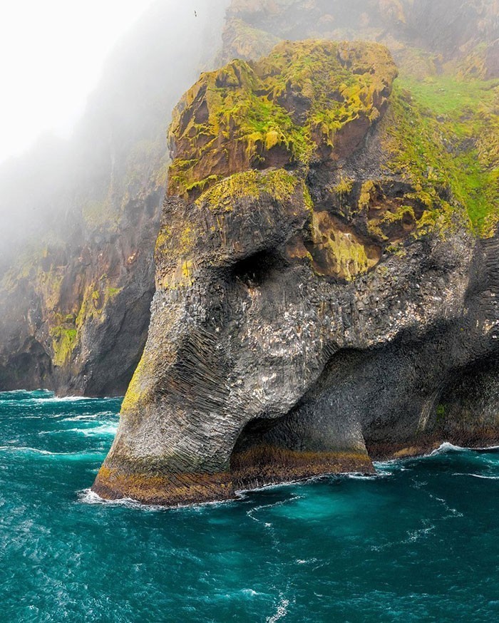 Skała w kształcie słonia, wyspa Heimaey, Islandia