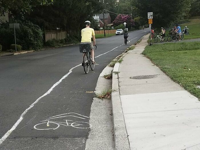 "Władze miasta stwierdziły, że wybudowanie ścieżki rowerowej zajmie 7 lat. Narysowaliśmy ją własnoręcznie kredą, by pokazać jakie to proste. Teraz czas na farbę."