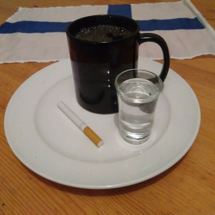 Blörö - słynne fińskie śniadanie składające się z kawy, wódki i papierosa