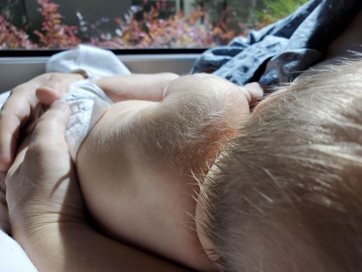 "Mój nowo narodzony syn, od stóp do głów pokryty białym 'futrem'. Lekarze mówią, że to meszek płodowy, który niedługo zniknie."