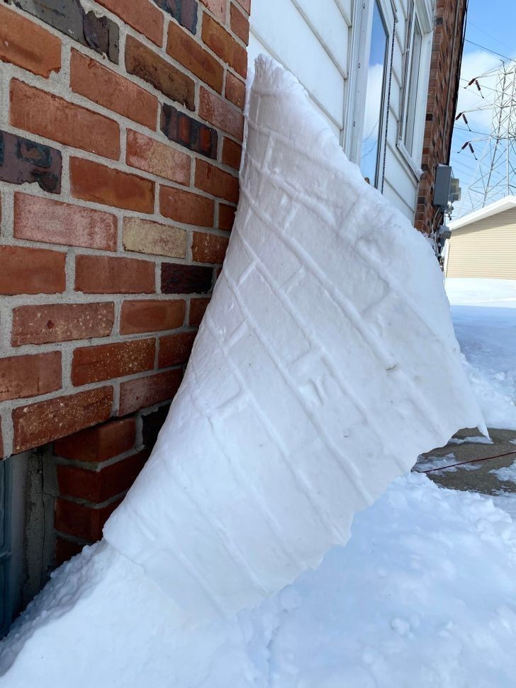 "Śnieg topniejący z mojego domu"
