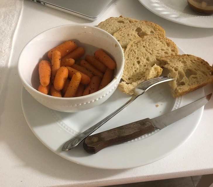 "Mój chłopak obiecał, że ugotuje obiad podczas gdy ja zabiorę babcię na zakupy. Gdy wróciliśmy do domu, na stole stały gotowane marchewki z chlebem. Zajęło mu to godzinę."