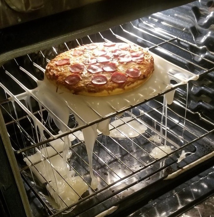 Co tam, że plastikowa podstawka stopiła się w piekarniku. Przynajmniej pizza się upiekła.