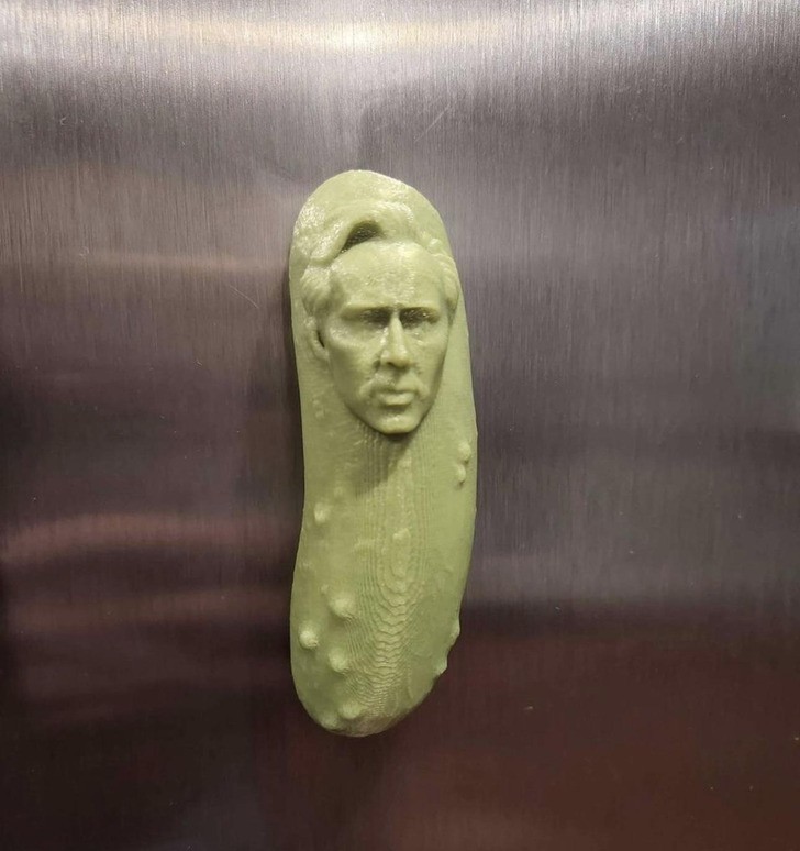 "Mój znajomy wydrukował twarz Nicolasa Cage'a w ogórku w 3D i zrobił z tego magnes na lodówkę."