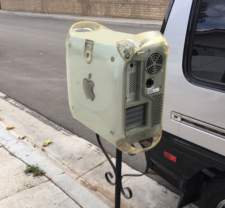 "Jedna ze skrzynek pocztowych na mojej ulicy to stary Mac."