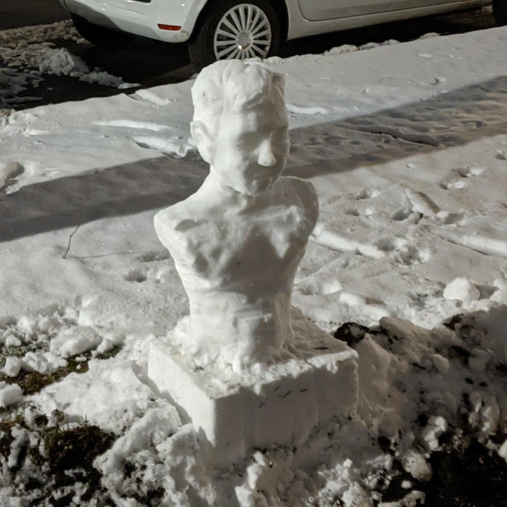 "Ktoś ulepił popiersie ze śniegu na mojej ulicy."
