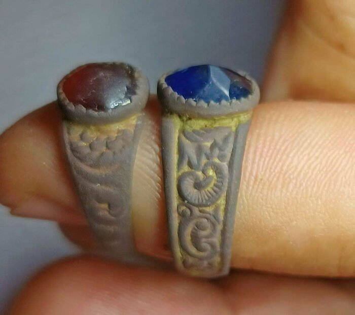 "Znalazłem tę parę pierścionków w miejscowym lesie w Rumunii, używając wykrywacza metali."