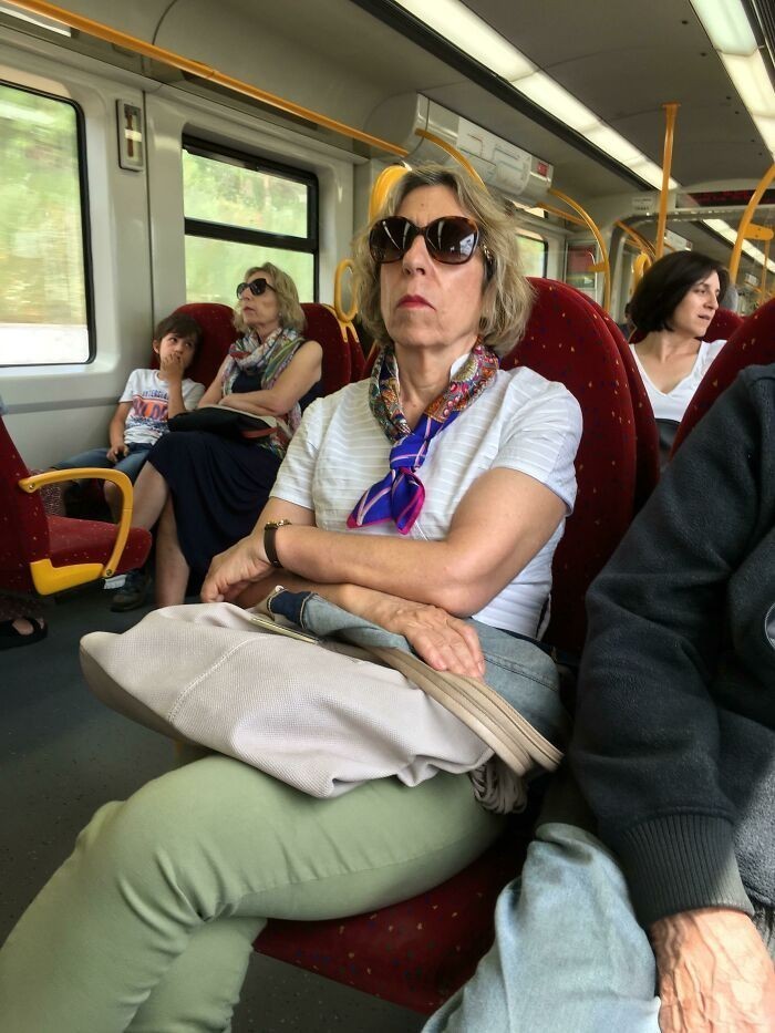 "Jestem w pociągu i te dwie kobiety wyglądają tak samo, choć nawet się nie znają."
