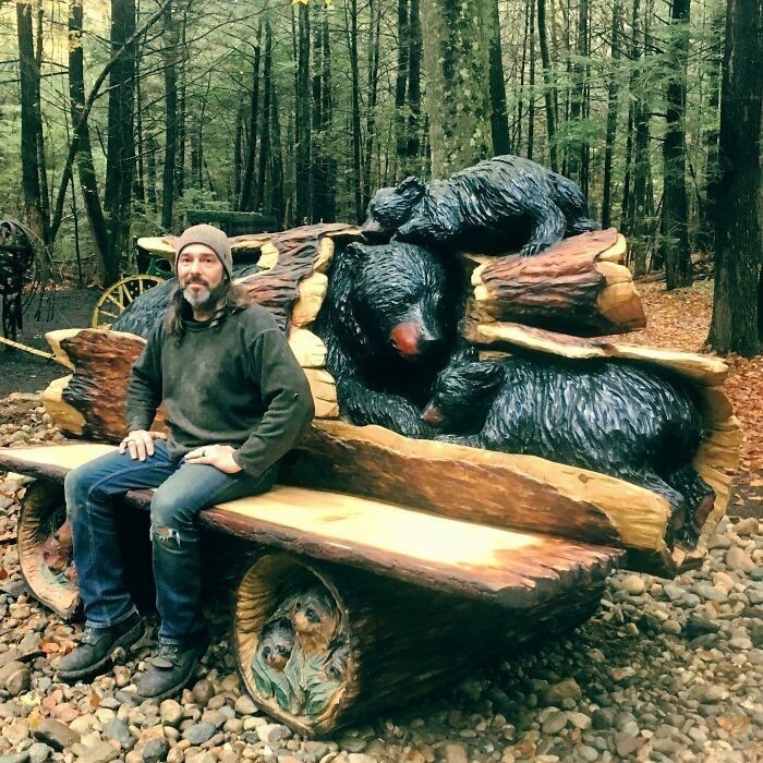 Ławka z niedźwiedziami, szopami i lisami