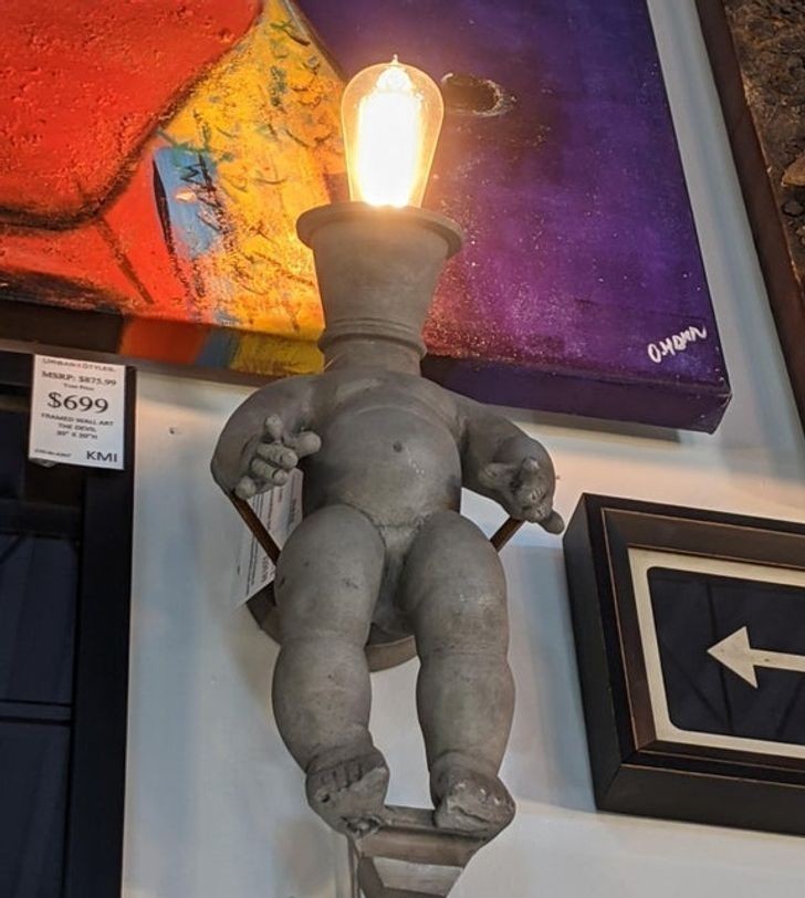 "Ta potworna lampa w kształcie dziecka"