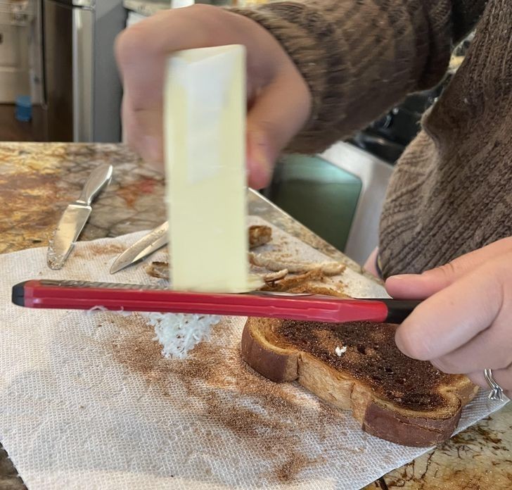 "Właśnie zorientowałem się, że starcie zimnej kostki masła na tost czy muffina, to zdecydowanie łatwiejsze rozwiązanie od używania noża."