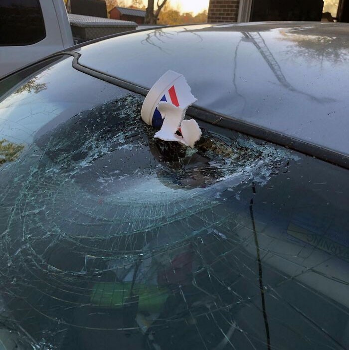 "Jeśli kiedykolwiek poczujesz pokusę, by wyrzucić styropianowy kubeczek przez okno samochodu na autostradzie, nie rób tego."